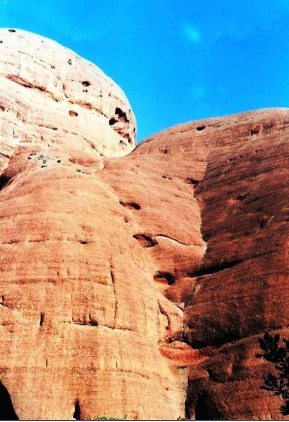 Non presenta la serena compattezza dell Ayers Rock, la sua massiccia semplicità, è provvisto invece di una grandiosità da incubo, un incubo