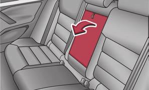Prima di riportare lo schienale del sedile posteriore nella posizione bloccata, posizionare la cintura di sicurezza posteriore laterale dietro al bordo del rivestimento laterale.