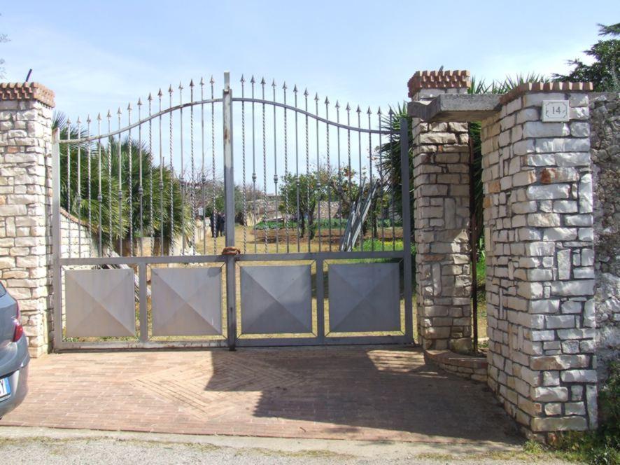 L ingresso alla proprietà Centola (F. 13, p.
