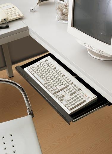 Le scrivanie pannellate possono essere attrezzate con una serie di accessori fra i quali il portatastiera estraibile in metallo (Conforme D.L. 626), le cassettiere metalliche pensili a 2 e 3 cassetti ed il contenitore porta CPU su ruote.