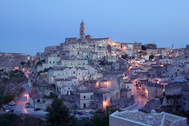 TDMitalia Village 2012 Terzo itinerario Visita alla città di Matera Questi coni rovesciati, questi imbuti, si chiamano Sassi Hanno la forma con cui, a scuola immaginavamo l'inferno di Dante in quello