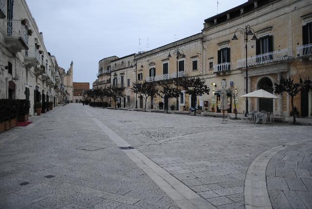 Per chi ha voglia di camminare, in mezz ora (andata e ritorno) è possibile raggiungere a piedi Piazza Duomo I lavori di