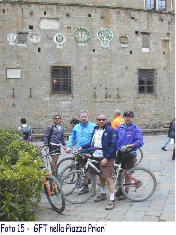 3 a tappa decisamente con alcuni tornanti e se ci soffermiamo voltando lo sguardo possiamo ammirare il panorama su tutto il lato sud di Volterra ed alla fortezza.