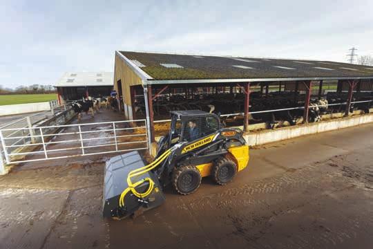 02 LA GAMMA Serie 200: compatte e potenti. Le minipale compatte e le minipale compatte cingolate della Serie 200 costituiscono la più recente evoluzione del design delle minipale compatte New Holland.