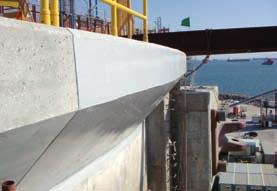 Foto 1. Il rigassificatore in costruzione nel bacino di Algeciras (Spagna): in evidenza i vari compartimenti delimitati dai "cellar walls". Foto 2.