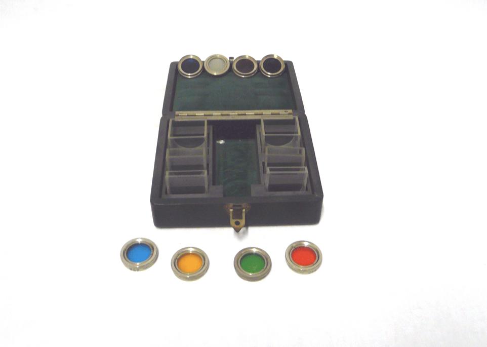 Figura 2 Celle e filtri per colorimetro fotoelettrico Lange. (inv. 127, Armadio 2P1) COLORIMETRO SPECTRONIC 20 Lo Spectronic 20 (Figura 3) fu introdotto sul mercato dalla Bausch & Lomb nel 1954.