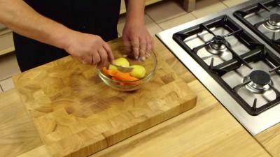 Preparazione 1 Prendete le carote, spuntatele e sbucciatele.