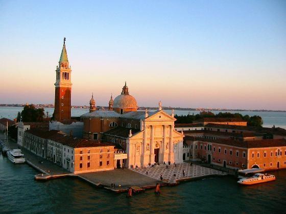 10.3 L Isola di San Giorgio e la Fondazione Cini (Venezia) L isola di San Giorgio Maggiore è situata davanti al bacino di San Marco, a Venezia e ospita un ex monastero benedettino.