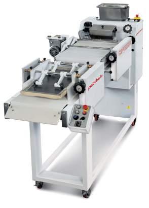 Filonatore Loaf moulder Struttura in acciaio verniciato montata su ruote, di cui due con freno. Facile regolazione dello spessore di laminazione mediante un volantino con indicatore posto sul telaio.