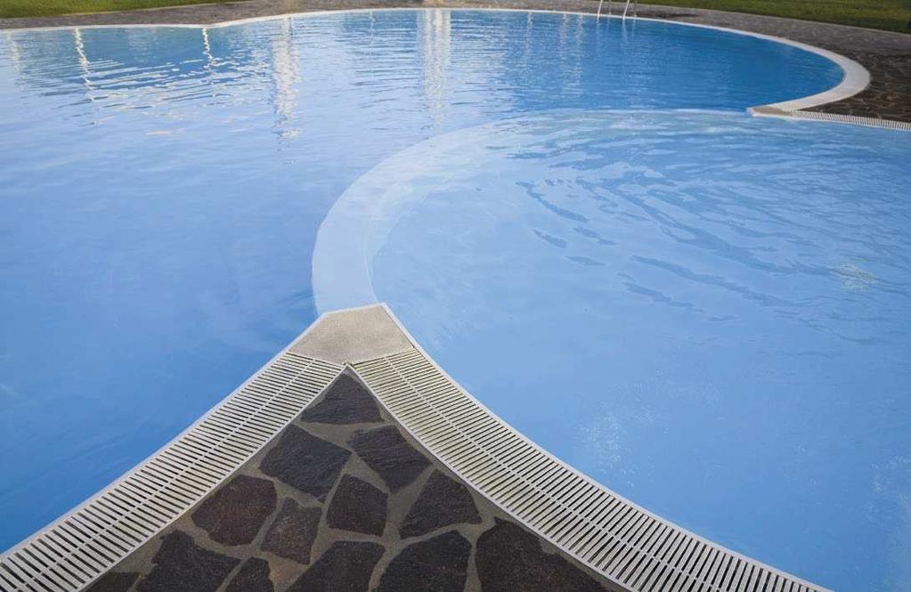 Grazie alla resina è possibile rivestire la piscina con una soluzione di continuità