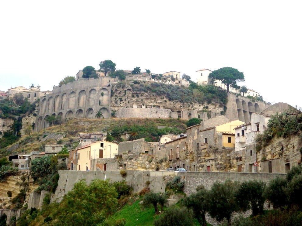 2. Storia dell insediamento di Gerace Il territorio locrese fu caratterizzato in età imperiale dalla diffusione di numerosi insediamenti agricoli del tipo delle villae al centro di proprietà terriere