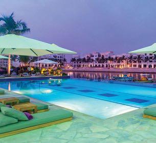 R J U W EIRA BOU TIQUE HOTEL SALALAH BEACH Situato all interno della marina di Salalah, lungo la sua pittoresca promenade, destinazione sempre in crescita, nota ai turisti per il suo clima e i