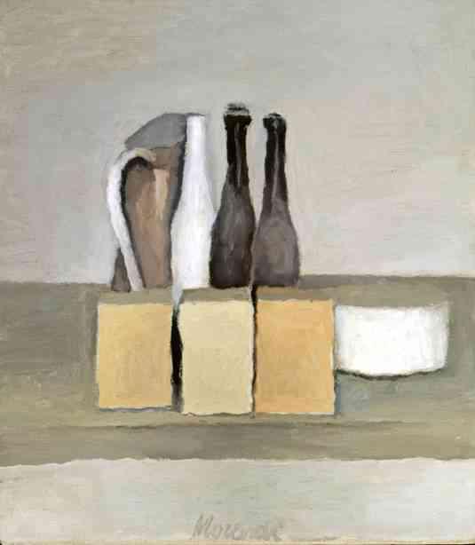 Questi oggetti di GIORGIO MORANDI sembrano persone che si mantengono accostate o si nascondono e ci trasmettono leggere, impalpabili ma anche