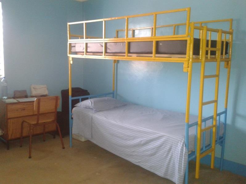 Le stanze dove dormono i bambini hanno 4 posti letto con relativi armadietti personali.