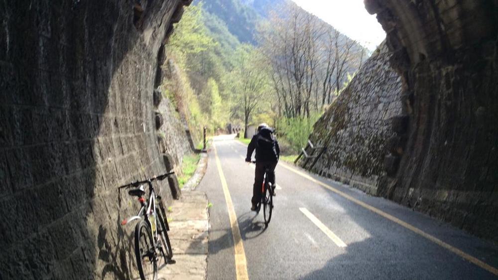 Friuli, in bici sulle tracce della vecchia ferrovia In bicicletta sulla pista ciclabile FVG1, che fa parte del percorso Alpe Adria: un lungo tracciato, di oltre 400 Km, che da Salisburgo raggiunge