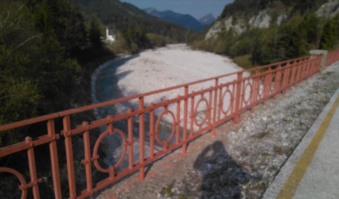 La vecchia ferrovia Pontebbana ora corre su un nuovo tracciato: ponti, gallerie e stazioni sono diventati l occasione per andare in bici e camminare su un percorso emozionante, che profuma di storia