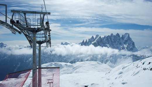 PROPOSTA RISERVATA ALL ASSOCIAZIONE LAVORATORI INTESA SANPAOLO VACANZE D INVERNO 2017/2018 Il silenzio, il freddo pungente che profuma di neve ed il sole che fa capolino dietro ai picchi ed al cielo