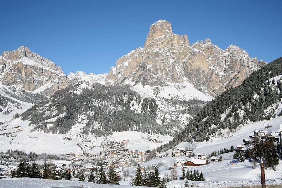 CORVARA IN BADIA HOTEL MIRAMONTI 4 STELLE Dal 07/12/2017 al 07/04/2018 Situato all interno di un comprensorio alpino dalla bellezza unica al mondo, l Hotel Miramonti ha alle spalle Corvara, località