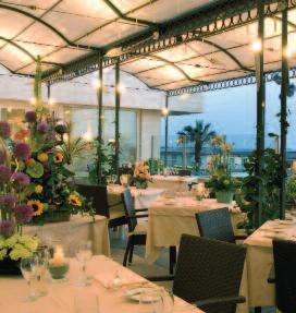 Posizionato sull elegante passeggiata, l albergo offre una vista privilegiata dello splendido lungomare di Viareggio, con alle spalle la Pineta della Versilia e