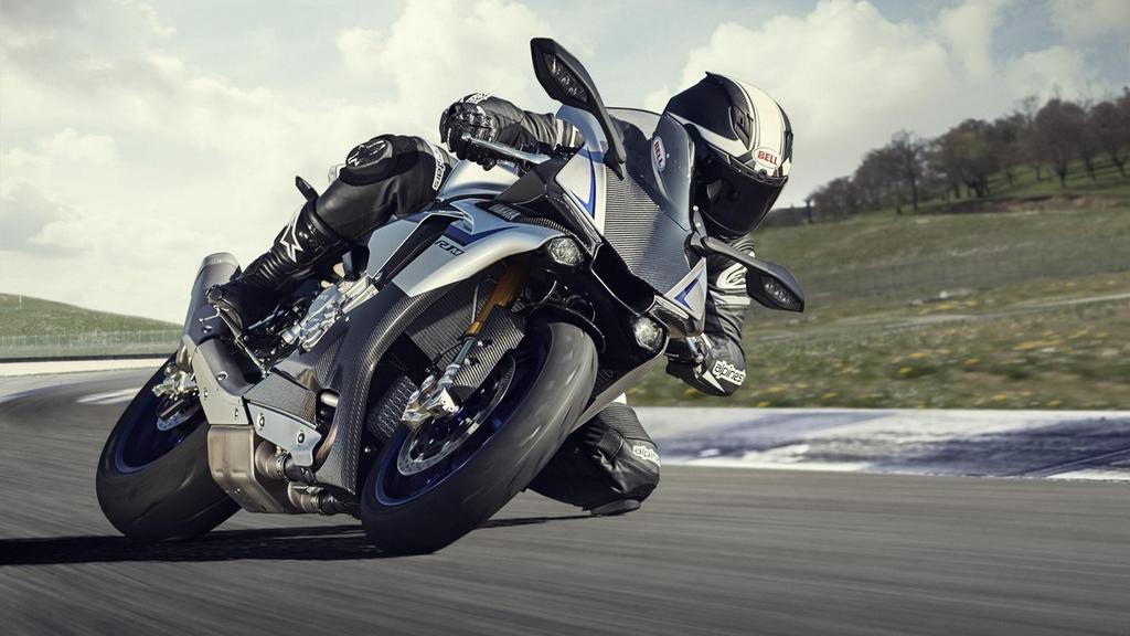 Nuova Yamaha YZF-R1M.