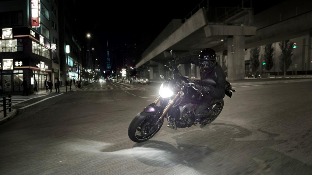 Scopri il tuo lato oscuro Yamaha MT-09 rivoluziona il concetto di moto sportiva.