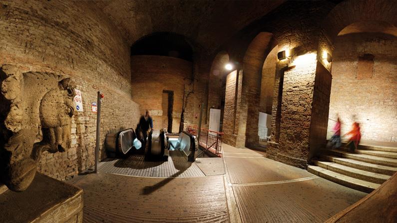 PERUGIA ORARI MINIMETRÒ, ASCENSORI E SCALE MOBILI Umbria Mobilità gestisce i percorsi pedonali meccanizzati che collegano il centro storico di Perugia con la