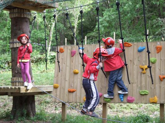 Località Bosco Santa Maria Buccheri (Sr) L AREA BABY: MINI JUNIOR, JUNIOR GIALLO, JUNIOR AZZURRO, La Colorata CASETTA SULL ALBERO con lunghi scivoli e il