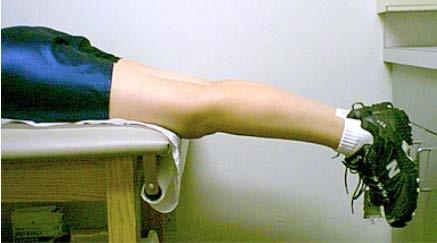 L estensione totale si ottiene facendo i seguenti esercizi: 1) estensione del ginocchio passiva. Sedersi su una sedia e posizionare il tallone sul bordo di uno sgabello o una sedia.