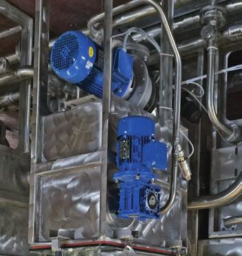 integrati Recupero di calore su acque di ricircolo Self-cleaning external filters Fabric tension control via load cells Motor driven stainless steel upper rollers Sprinklers for intensive washing