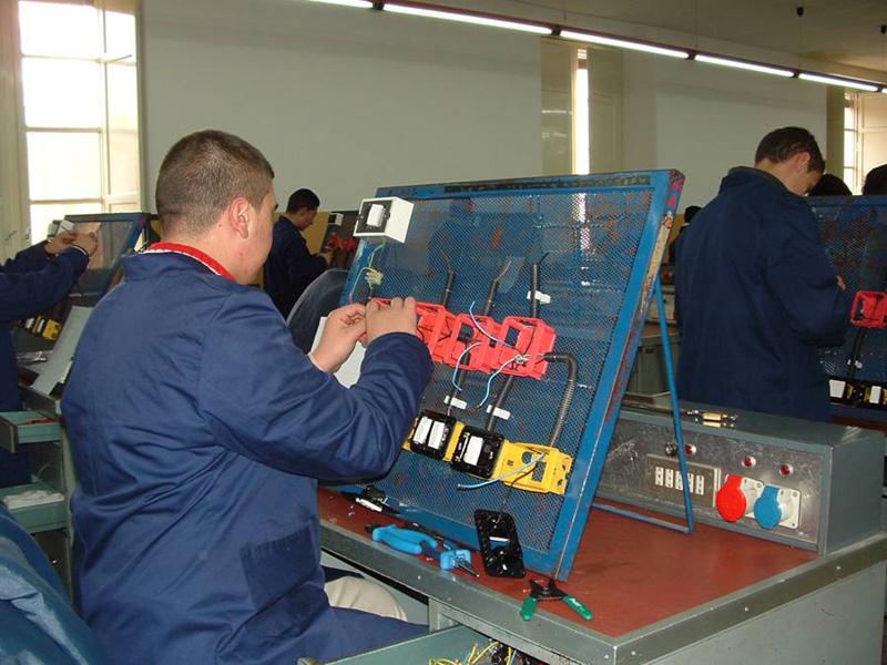 Centri di Formazione Professionale La Storia L'esperienza salesiana nel campo professionale si rifà a don Bosco, che fin dal 1842 seguiva i giovani apprendisti presso le botteghe artigiane della