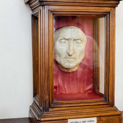 di Francesco I de Medici, raffinatissimo scrigno di cose rare et pretiose, e lo Scrittoio del padre Cosimo I (più conosciuto come Tesoretto); infine l imponente struttura a capriate che sorregge il