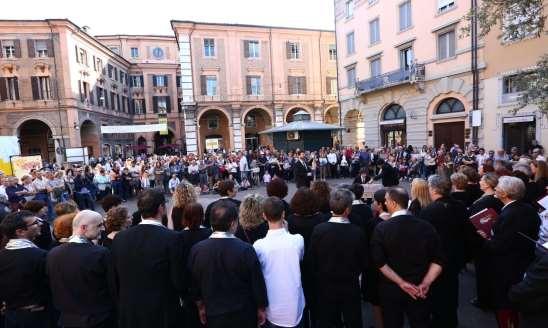 Sotto i famosi portici di Modena, negli angoli più suggestivi delle viuzze,