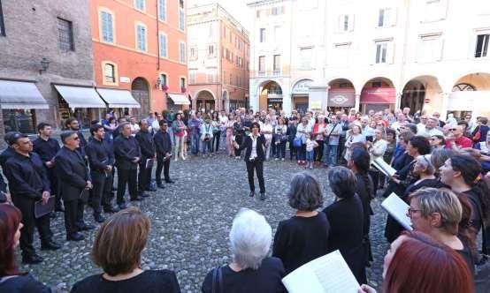 Ghirlandèina, attorno al Duomo, capolavoro romanico, si sono riversati circa