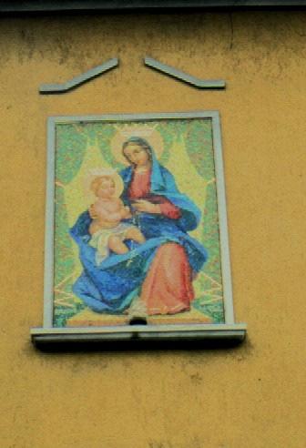CORSO GARIBALDI 157 PROPRIETA' : MASSIRONI BRUNO DIMENSIONI : MOSAICO DESCRIZIONE : Posto sulla parte superiore della casa è un mosaico rifatto sullo stile della "Madonna della Rosa" affresco