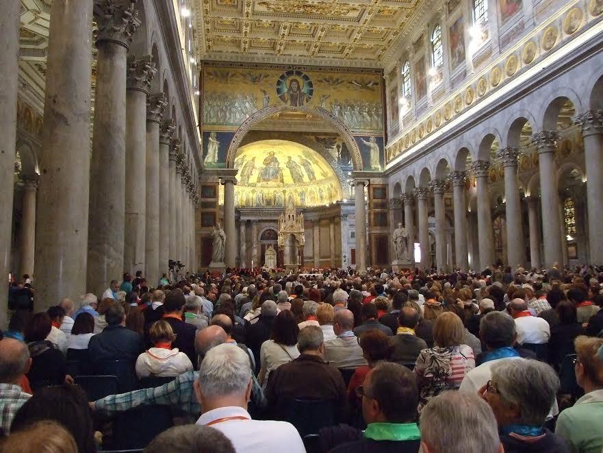 più fatica. Il Santo Padre termina affidandoci alla Vergine Maria e benedicendoci ci invita a pregare per Lui.