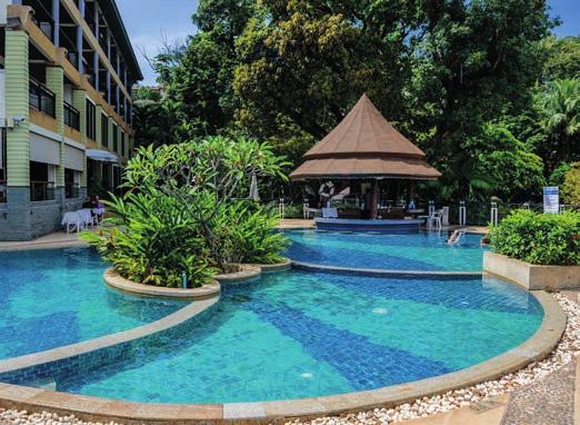 di tre belle piscine con fontane, vasche idromassaggio e aree giochi per bambini, il Santi Spa per massaggi tailandese,