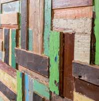 VERTICAL WOOD Il legno incontra la parete e, nella sua evoluzione scopre la posizione verticale!