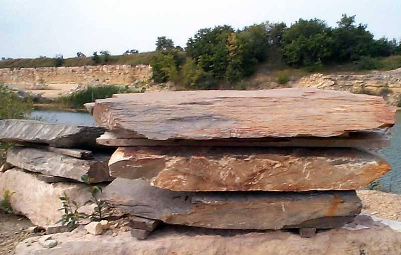 Per le rocce ricche in fillosilicati questo termine è da usare solo per le varietà a grana media. Es.