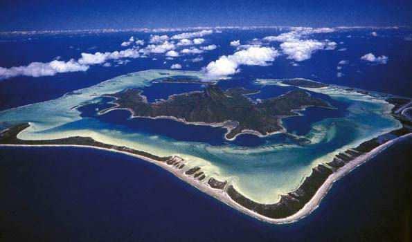 Moorea, l isola sorella di Tahiti, è una terra di antiche storie e leggende. Secondo la tradizione è la pinna dorsale del grande pesce Tahiti.