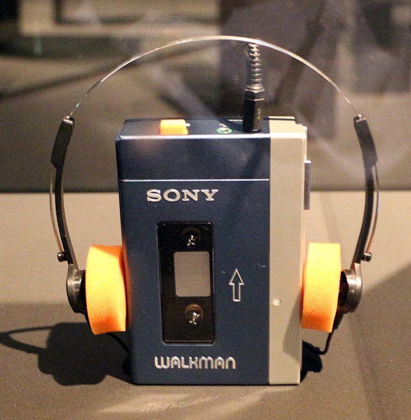 1979: walkman ascoltare musica camminando Un oggetto semplice, portatile, economico e leggero per ascoltare musica camminando.