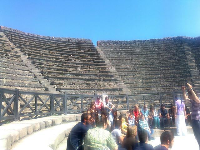 Teatro Piccolo Il Teatro Grande fu costruito durante l'epoca sannita e subì nel corso degli anni numerosi rifacimenti: realizzato in opus incertum, con una tipica architettura greca, era in grado di