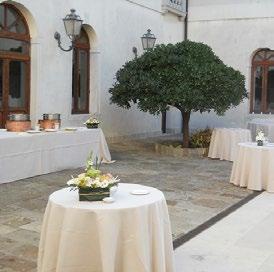 Un semplice allestimento, l aiuola con il suo arbusto e l atmosfera tranquilla lo rendono una cornice per particolari eventi, dalla piccola colazione riservata, al cocktail serale, all evento