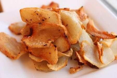 CHIPS DI TOPINAMBUR INGREDIENTI PER 2 PERSONE 6 topinambur di medie dimensioni 2 cucchiaini di erbe aromatiche tritate Extravergine Dop Ecco un'alternativa originale alle classiche patatine fritte.