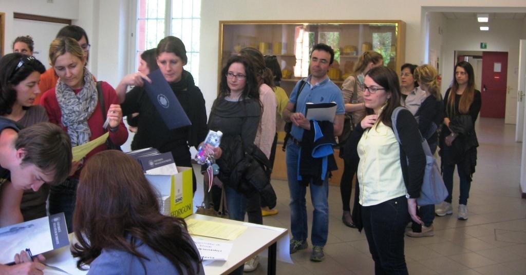 Giovanni Giurco (riconoscibili nella foto in alto, da sinistra, seduti al tavolo della Segreteria) e la Prof.