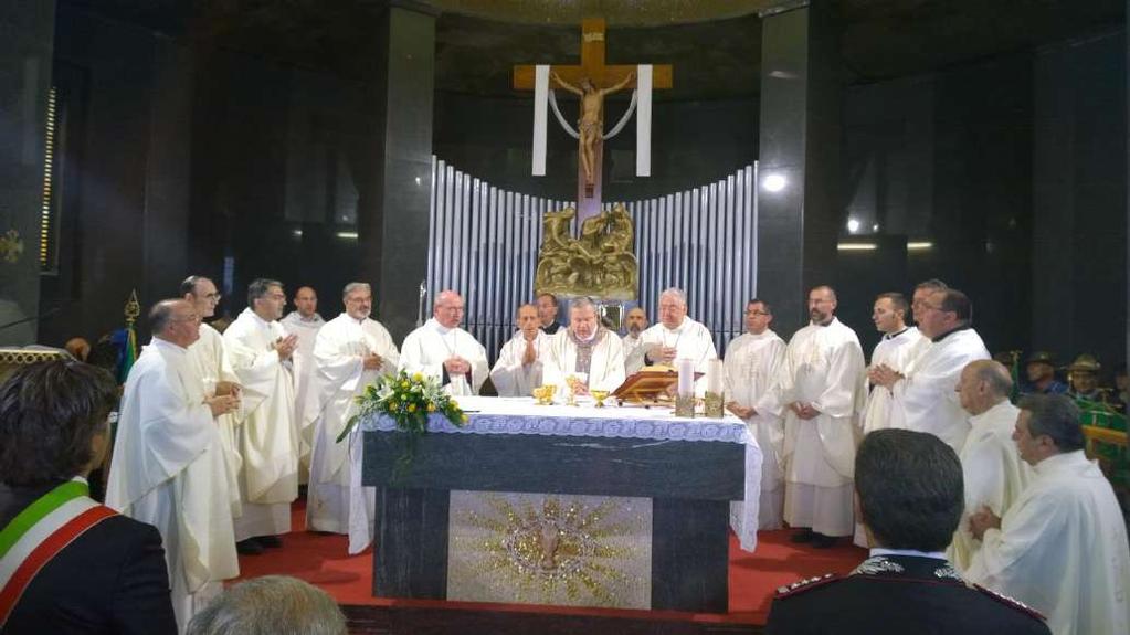 L INTERNO DELLA CHIESA REGINA PACIS Cerimonia