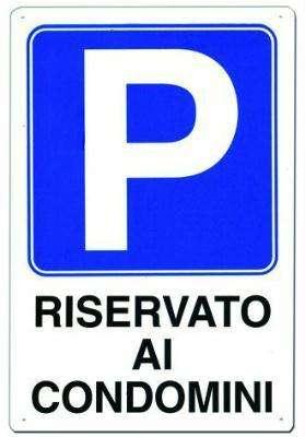 BENI COMUNI Il vincolo a parcheggio per le aree circostanti il fabbricato non ha efficacia a favore dei condomini, ma obbliga soltanto il costruttore verso la Pubblica Amministrazione (Cass. 25.05.