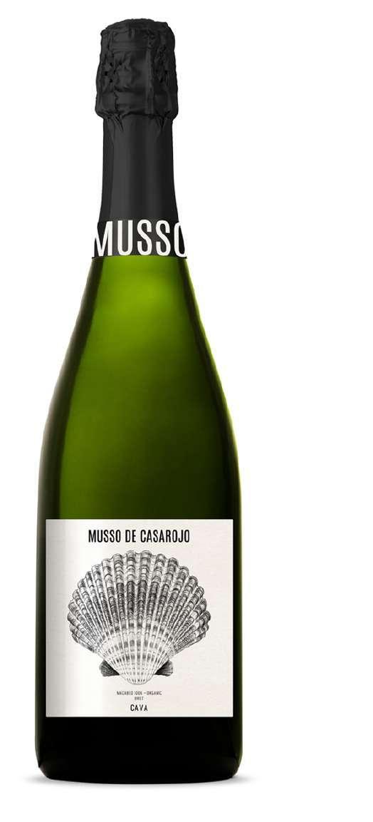 CAVA BRUT Cava Brut Nature - 90% Macabeo 10% Chardonnay - D.O.P. Cava Giallo pallido con ri essi dorati. Bollicine ni e persistenti.