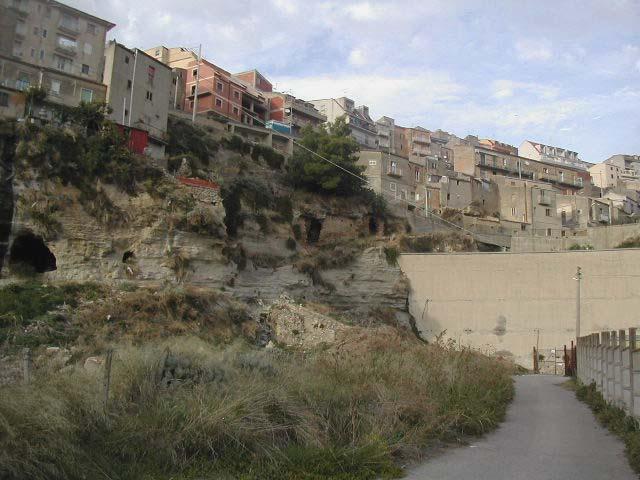 Comune di Enna Circa la metà del territorio comunale di Enna ricade all'interno del bacino del F. Simeto, occupandone la porzione più occidentale. Nella trattazione del P.A.I.