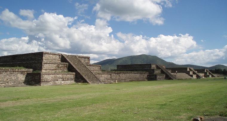 Gli Aztechi ritenevano che queste piattaforme, ben visibili lungo il viale, fossero delle tombe, da qui l appellativo viale