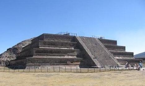 Si prova poi un altra forte emozione davanti all elaborato tempio di Quetzalcoatl, una piramide tronca con base quadrata,